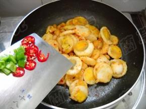 加入青红椒；青红椒炒至断生盛入碗中。