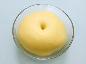 手指沾水或面粉戳一小洞，不反弹不回缩即发酵成功