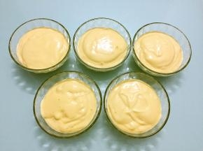 把拌匀的蛋糕糊均匀分成五份