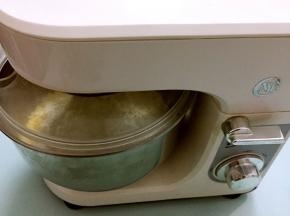 先用一档慢速和面一分钟再转三档快速和面，直到机器自动停止。（共15分钟）