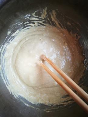 粉加水，加盐搅拌均匀，静置30分钟