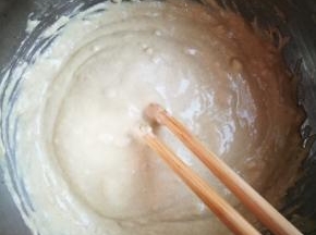 粉加水，加盐搅拌均匀，静置30分钟