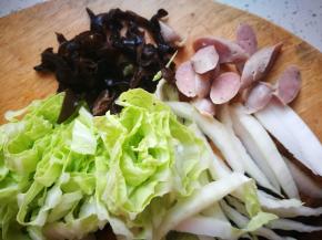 黑木耳切丝，脆皮肠切块