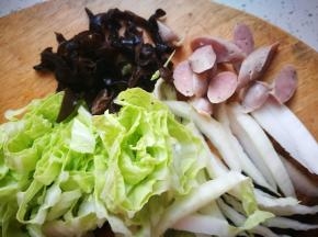 黑木耳切丝，脆皮肠切块