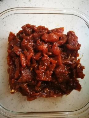 拌好的瘦肉，前面食谱有些，老抽，盐，淀粉，水，搅拌均匀