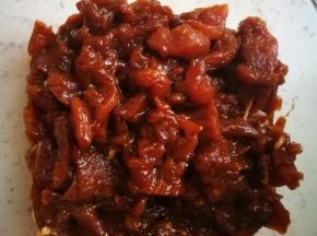 拌好的瘦肉，前面食谱有些，老抽，盐，淀粉，水，搅拌均匀