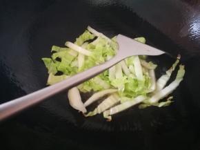 锅烧热，放花生油，下入大白菜，翻炒