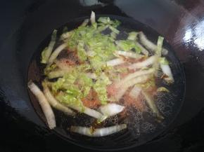 炒到肉变色，加适量水烧开