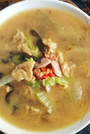 所有疙瘩下完，再次水开后，煮几分钟，加盐，生抽 起锅，爱吃剁椒的，老干妈的起锅后都可以加点，我还喜欢加点香醋，热呼呼一碗！