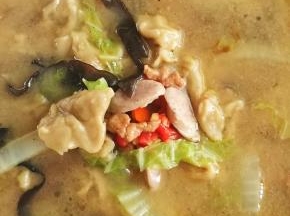 所有疙瘩下完，再次水开后，煮几分钟，加盐，生抽 起锅，爱吃剁椒的，老干妈的起锅后都可以加点，我还喜欢加点香醋，热呼呼一碗！