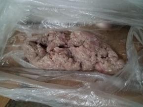 在市场买好鱼，可以叫店家处理干净，洗净搅打成泥。