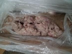 在市场买好鱼，可以叫店家处理干净，洗净搅打成泥。