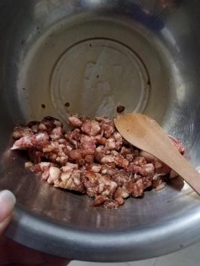 把肉馅倒入小盆内，加一点酱油腌渍10分钟最佳。