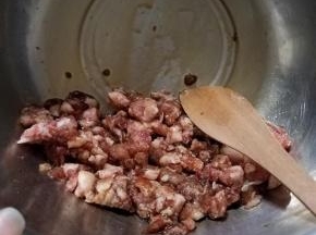 把肉馅倒入小盆内，加一点酱油腌渍10分钟最佳。