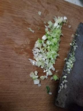 小葱留一点葱绿，其余全部切碎。
