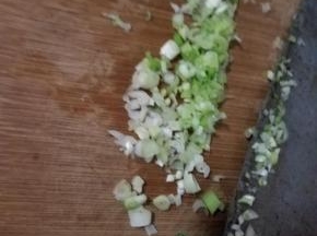 小葱留一点葱绿，其余全部切碎。