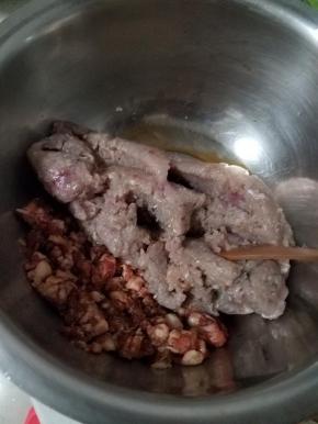 把鱼泥放入肉馅的盆内。