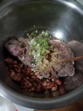 加入葱末，姜粉。