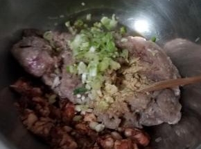 加入葱末，姜粉。