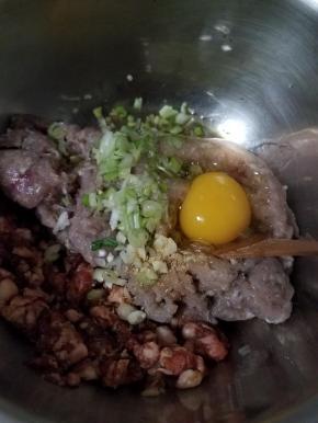 1个鸡蛋直接打进去，再加少许白胡椒粉。