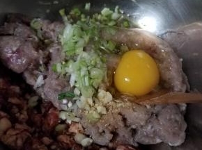 1个鸡蛋直接打进去，再加少许白胡椒粉。