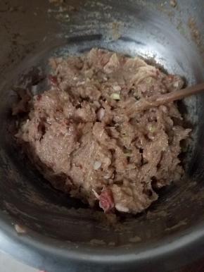 顺着一个方向搅打成泥。