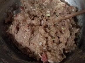 顺着一个方向搅打成泥。