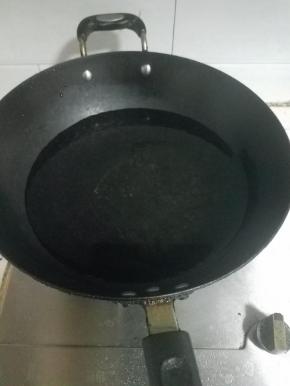 准备一锅清水。