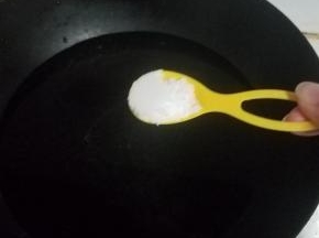 在锅内加一勺盐。