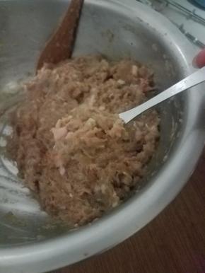 用一个小一点的勺子，挖一小勺，就可以直接下锅。