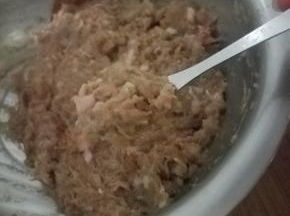 用一个小一点的勺子，挖一小勺，就可以直接下锅。
