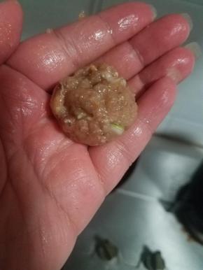 喜欢圆整一点的丸子，就手轻轻的团一下。