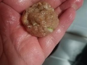 喜欢圆整一点的丸子，就手轻轻的团一下。