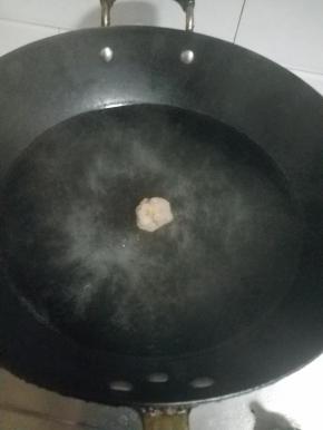 团好的丸子直接下锅。
