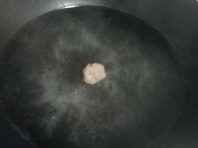 团好的丸子直接下锅。