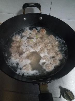 速度的把全部丸子团好下锅。