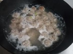速度的把全部丸子团好下锅。