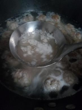 水再次沸腾，用勺子捞出表面的浮沫。