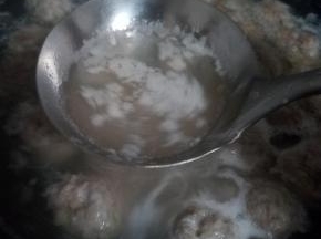 水再次沸腾，用勺子捞出表面的浮沫。