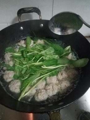 捞出浮沫后，加入鸡毛菜。