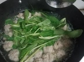 捞出浮沫后，加入鸡毛菜。