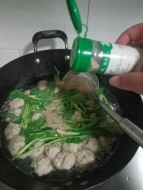再撒上一点白胡椒粉，当汤水再次沸腾，鱼丸汤就可以了。