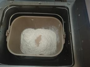 所有材料除黄油外按照先液体后固体的顺序投入面包机。（盐和糖对角放，高筋粉最后放，酵母挖坑放上面）