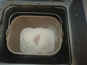 所有材料除黄油外按照先液体后固体的顺序投入面包机。（盐和糖对角放，高筋粉最后放，酵母挖坑放上面）