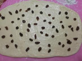 取出面团，擀成长方形片，刷上一层植物油，撒上蜜蜜豆。