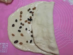 从面片一边往三分之一处折叠。