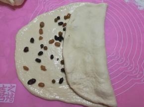 从面片一边往三分之一处折叠。