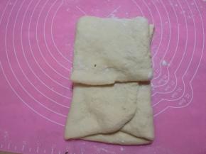 另一面再向三分之一处折叠后，从上往下再次折下来。