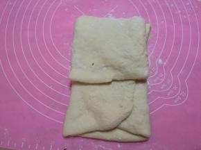 另一面再向三分之一处折叠后，从上往下再次折下来。