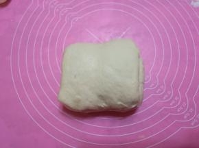 下面向上折成方形，静置10分钟。